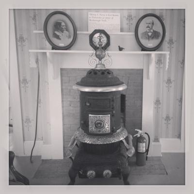 Einer der alten Ofen, die in dem Haus standen. Inklusive Feuerlöscher. // One of the old ovens standing in the house. Extinguisher inclusive.